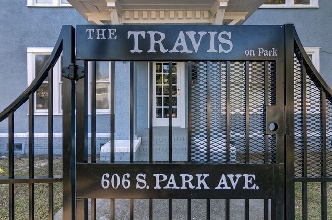 Building Photo - 606 S Park Ave