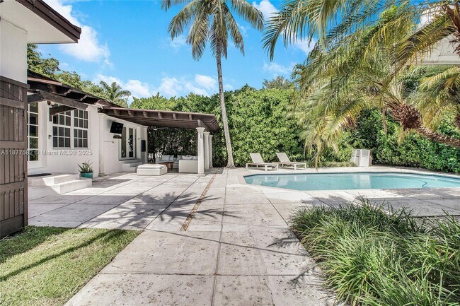 Building Photo - 1161 Sunset Dr