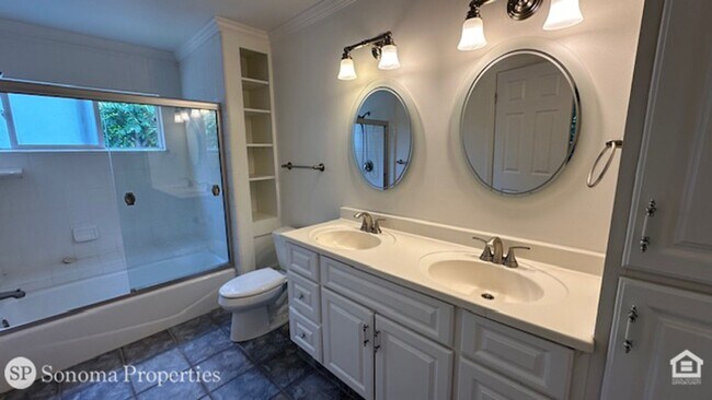 Building Photo - Spacious 4 Bedroom Eastside Home