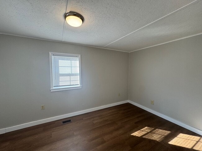 Building Photo - Newly Renovated 2 Bedroom 1-Bath in Grand ...