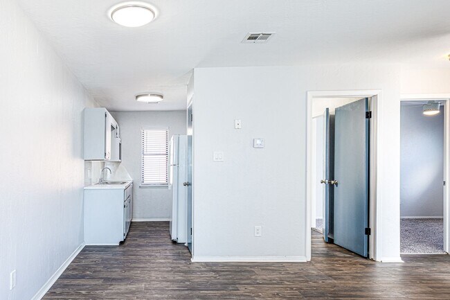 Building Photo - Spacious two-bedroom with fireplace!