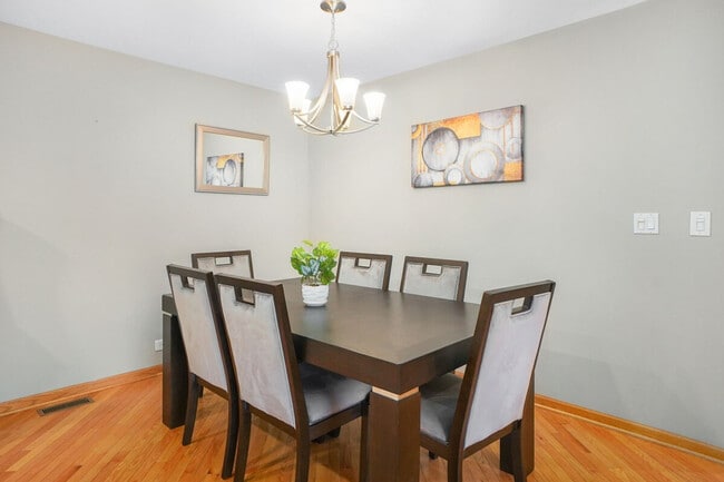 Building Photo - 255 Banbury Ave