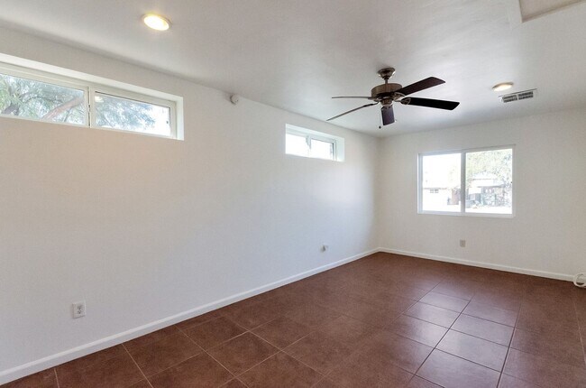 Building Photo - SFR in CENTRAL LOCATION - CLOSE TO U OF A