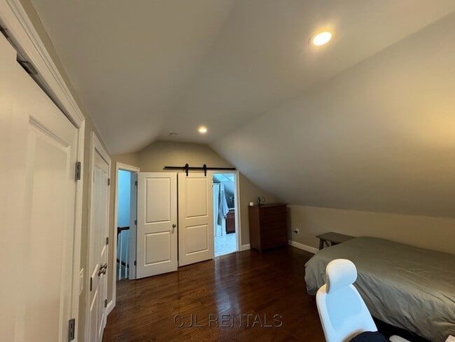 Building Photo - 10 Cypress Park