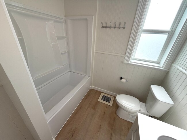 Building Photo - 4 Bed 1.5 Bath Victorian Style Single Fami...