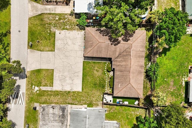Building Photo - 2711 South Dr