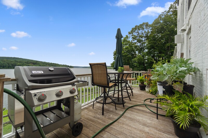 Building Photo - 83 Main St