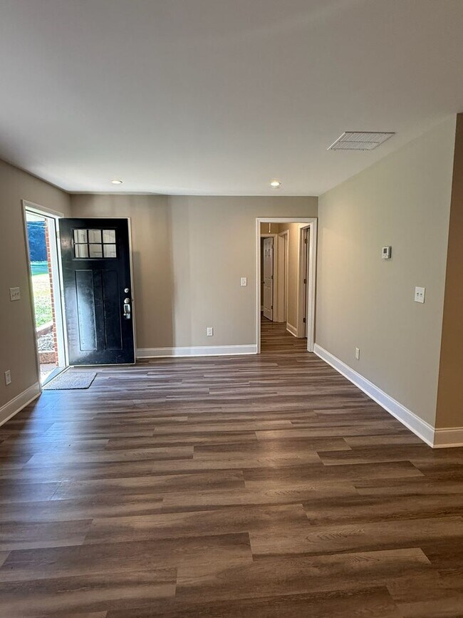 Building Photo - Charming 4 Bedroom Home located in Histori...