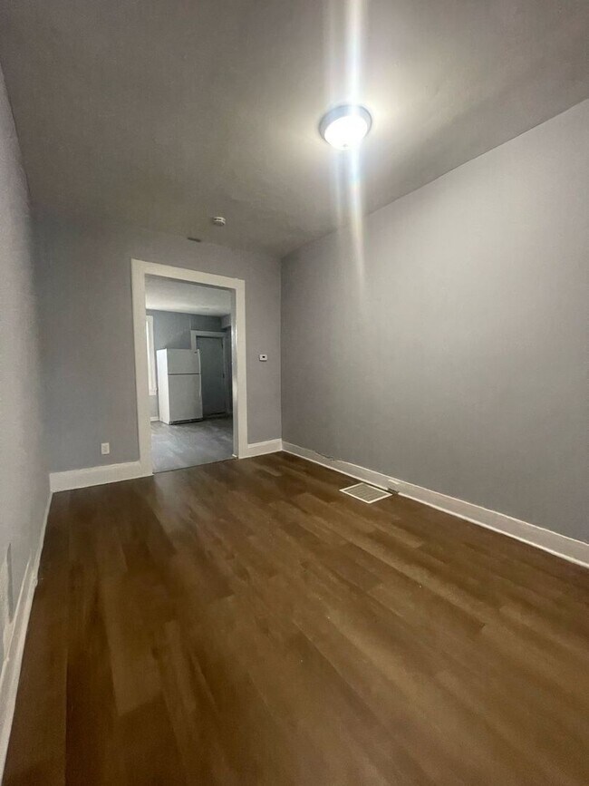 Building Photo - Three Bedroom One Bathroom Ready For ASAP Move In
