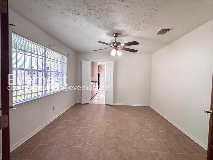Building Photo - 10938 MacKenzie Dr