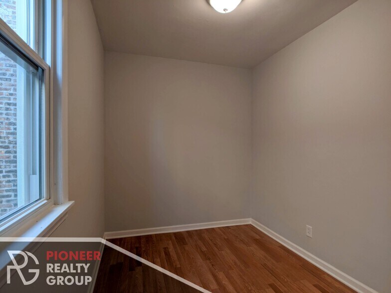 Building Photo - 1520 W Melrose St