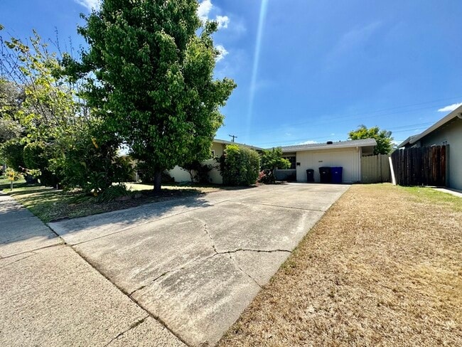 Building Photo - 3 bedroom 1 bathroom home located in Sacra...