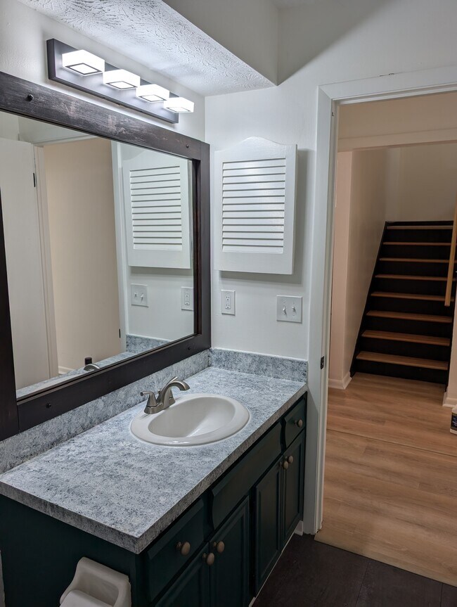 Building Photo - 6349 Dummerston Ct