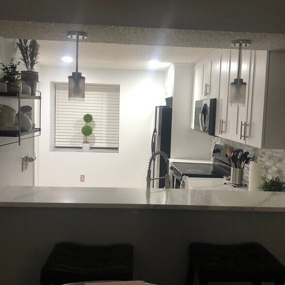 Building Photo - 327 Lake Placid Ct