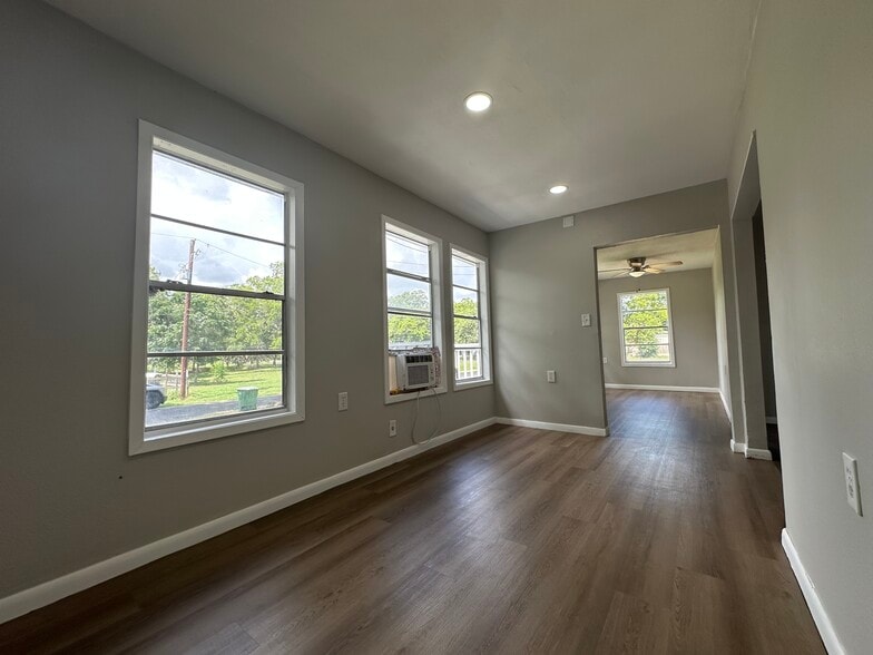 Building Photo - 509 W River St