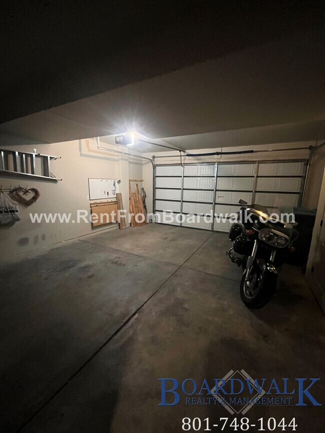 Building Photo - Spectacular 3 bed 2.5 bath in Highland