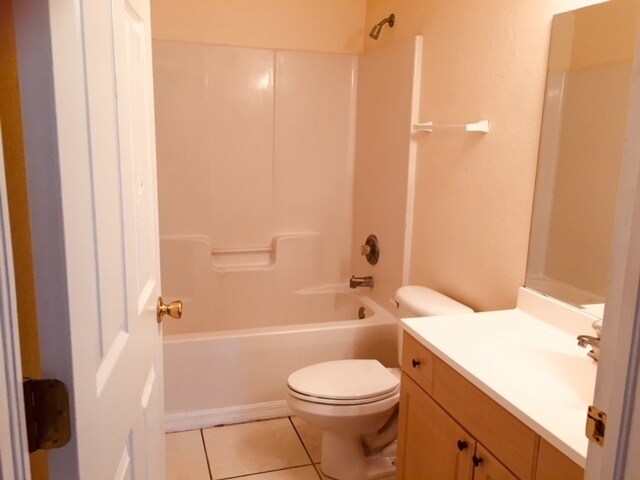 Building Photo - 3 Bed 2 Bath Duplex in Nice Lehigh Neighborhood!! includes Lawn Care & Well Maintenance