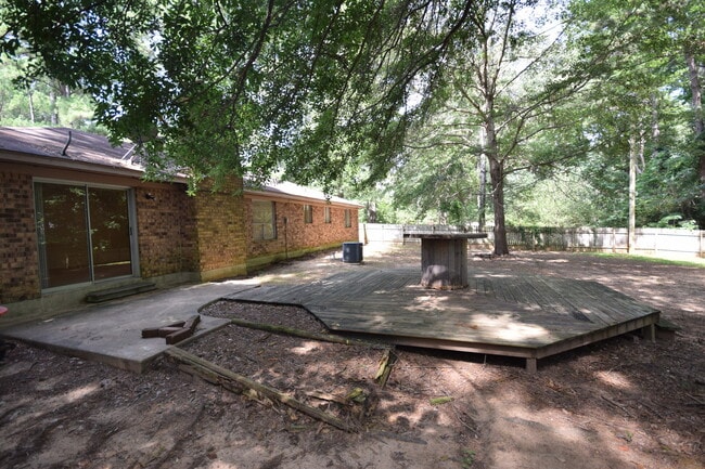 Building Photo - Spacious 3 Bedroom Home