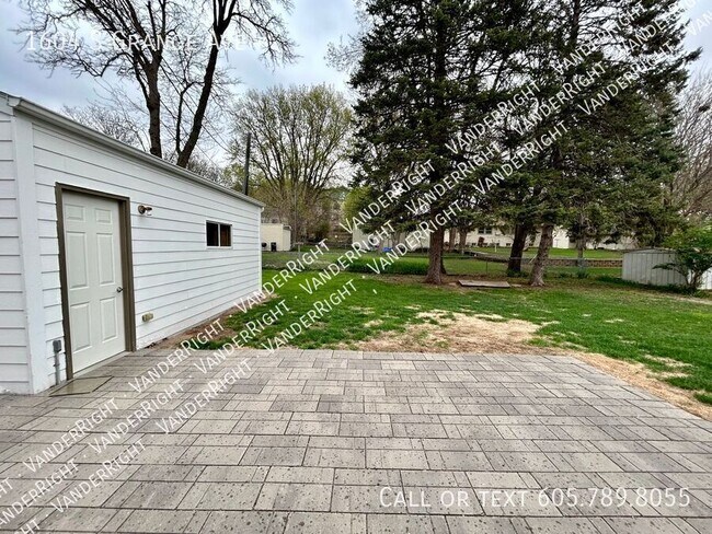 Building Photo - 1604 S Grange Ave