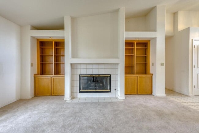 Building Photo - SPACIOUS 3 BED 2.5 BATH HOUSE WITH 3 CAR GARAGE