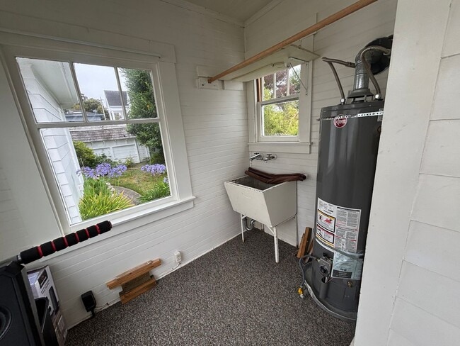 Building Photo - 1 bedroom Victorian with garage