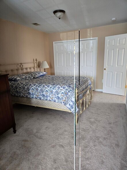 Building Photo - 222 N View Cir