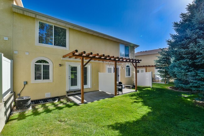 Building Photo - Beautiful Townhome in Great Location!