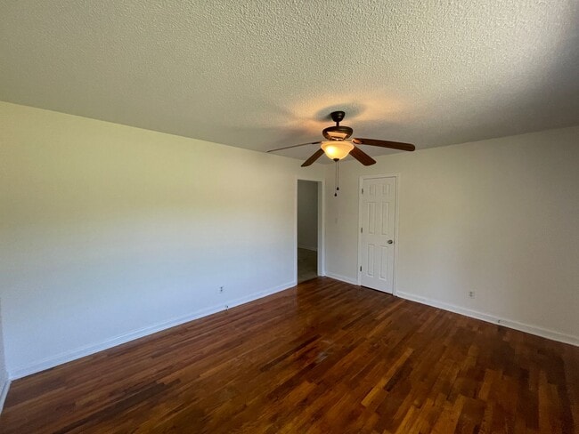 Building Photo - Freshly painted 3 bedroom 1.5 bath house with very large yard!  Pet Friendly!