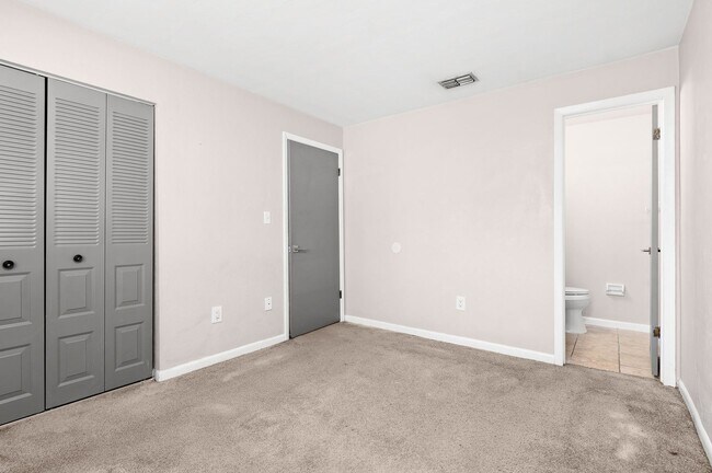 Building Photo - 2 Bed 1.5 Bath Condo