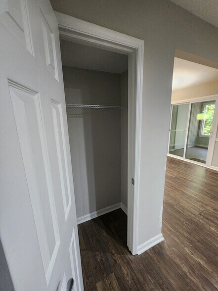 Building Photo - 4000 Riverlook Pky SE