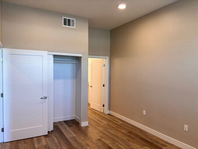 Building Photo - 2 Bed 2 Bath for Rent in Escondido