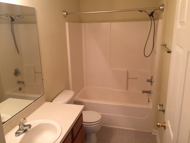 Showers are off-white. Not peach-colored - 9690 Amarante Cir