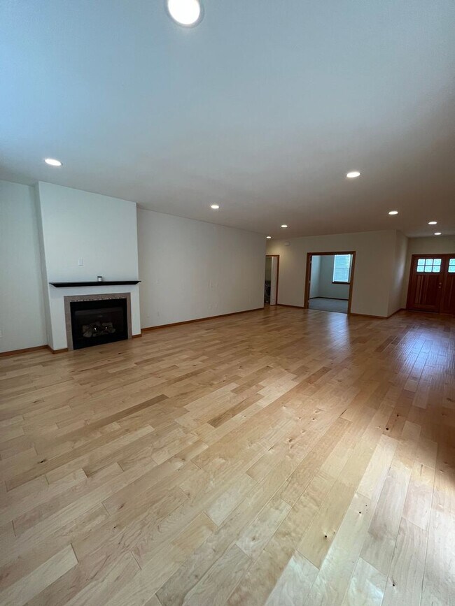 Building Photo - 3 Bed 2 Bath Single Story House with Garage