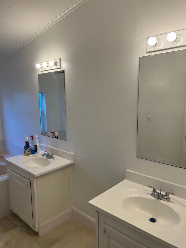 Building Photo - 2373 SW Wynnewood St