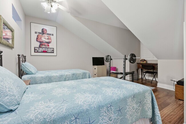 Building Photo - 2706 Fairway Dr N