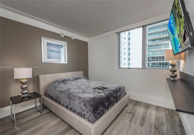 Building Photo - 1300 Brickell Bay Dr