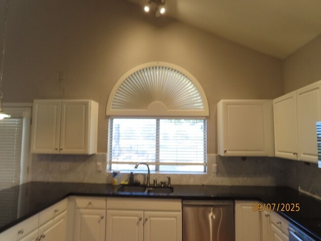Building Photo - 4 Bedroom 2.5 Bath w/3 Car Garage in Super...