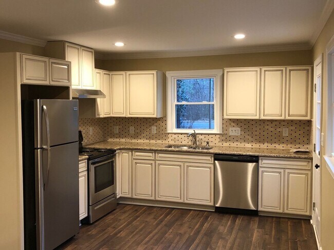 Building Photo - 2817 Beechwood Dr