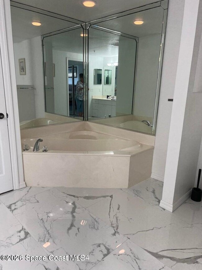 Building Photo - 8871 Lake Dr