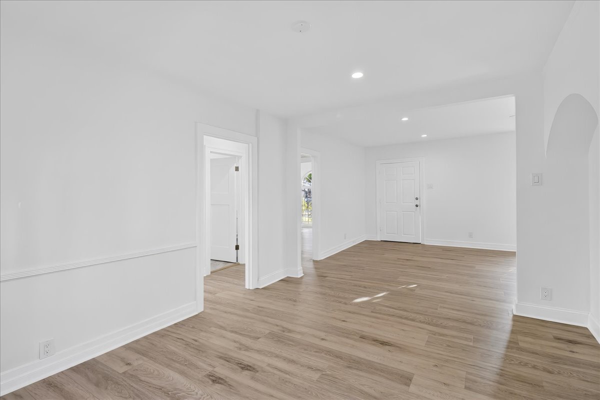 living area facing the entrance - 1185 S Tremaine Ave