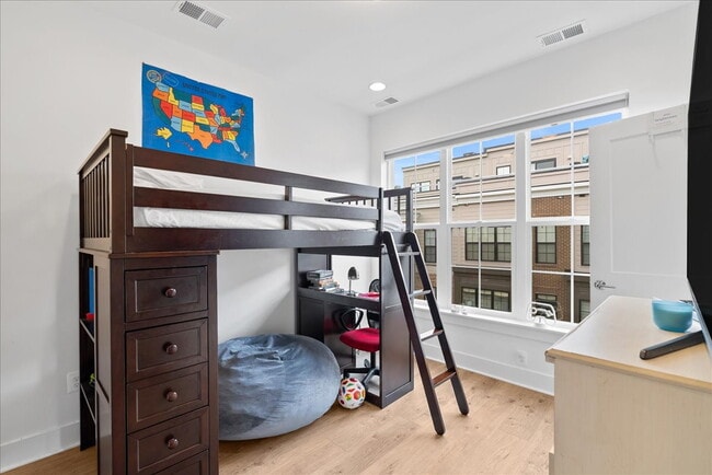 Building Photo - Modern 2024 Townhome with Rooftop Terrace.