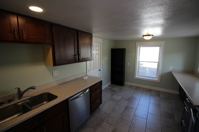 Building Photo - Spacious 3-Bedroom, 2-Bath Apartment for R...