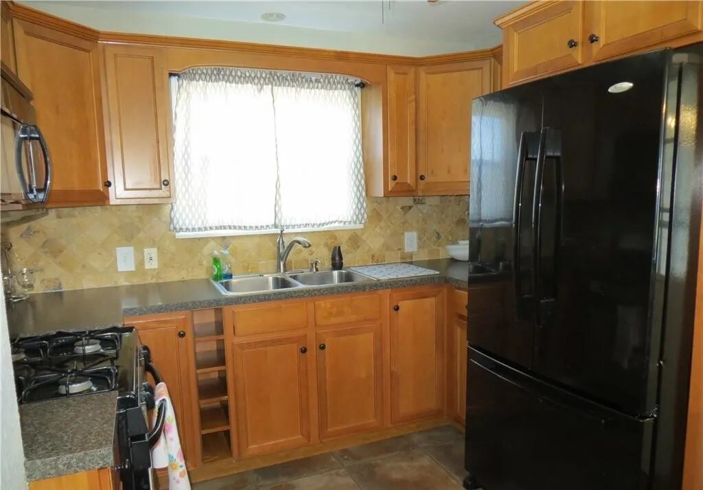kitchen - 35 Grimm Heights Ave