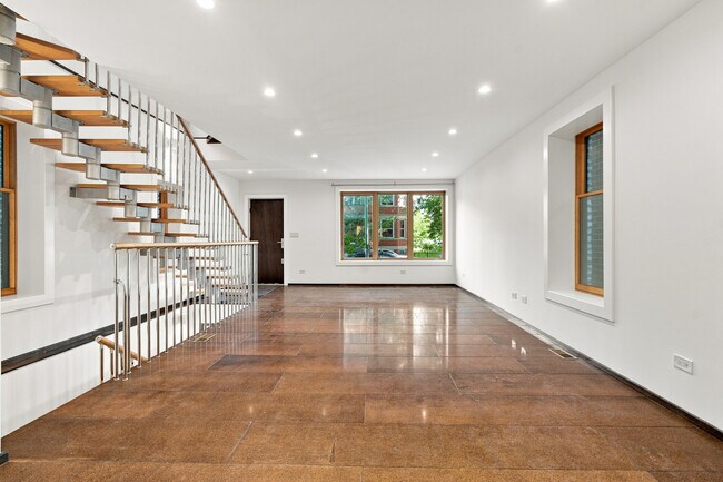 Building Photo - 2334 W Medill Ave