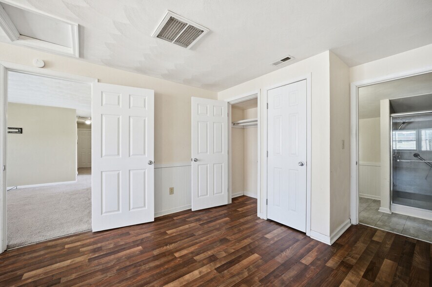 Building Photo - 9522 6th Bay St