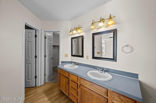 Building Photo - 123 W Victoria Ct