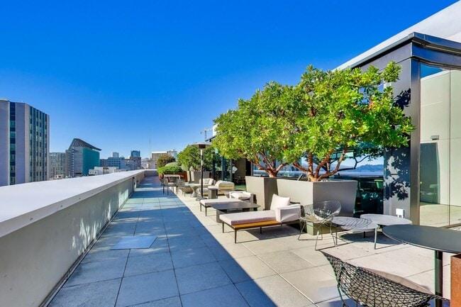 Building Photo - Urban Luxury at SoMa Serif Condos 2BR/2BA | In-Unit Laundry & 24-Hour Security