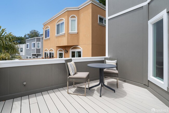 Building Photo - 628 Los Palmos Dr