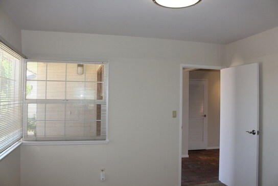 Building Photo - 5854 Mott St