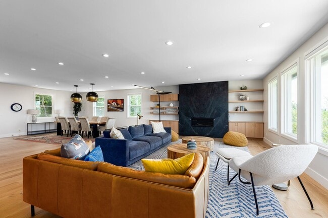 Building Photo - Stunning 5-Bedroom Modern Home with Panora...